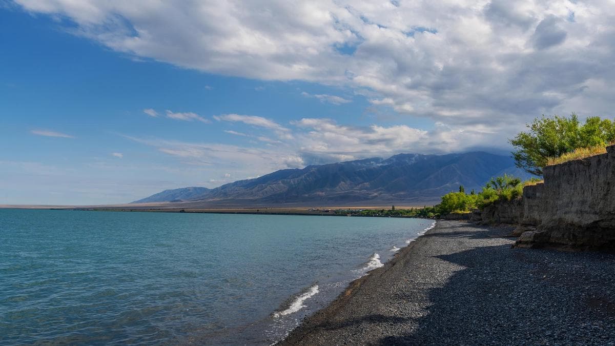 Побережье озера Алаколь с горами